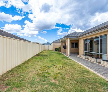 Triple garage & side access - Photo 1