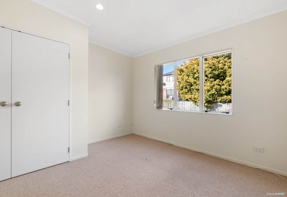 Fantastic Three bedrooms Townhouse! - Photo 1