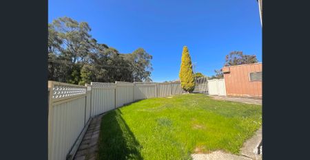 Large Brick 3 Bedroom Home with double garage - Photo 4
