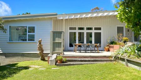 CLASSIC MID-MODERN CENTURY HOME: - Photo 3