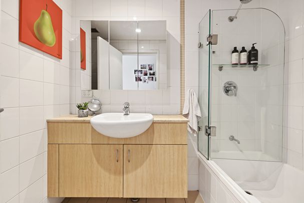 One Bedroom Apartment in The Heart of Newtown - Photo 1