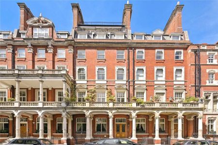 Third floor period conversion with a triple aspect reception overlooking a pretty Cadogan Square, further benefitting from a lift and close proximity to Knightsbridge and Sloane Square - Photo 4