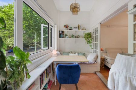 Oversized Art Deco Apartment in Central Location With Double Glazed Windows - Photo 3