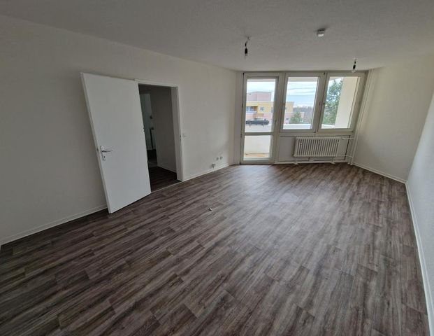 Ab 20.01. ruft diese großzügige 2-Zimmer-Wohnung mit Balkon und Aufzug! - Photo 1