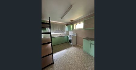 Family-Friendly 3-Bedroom Home with Secure Yard & Air Conditioning - Photo 5