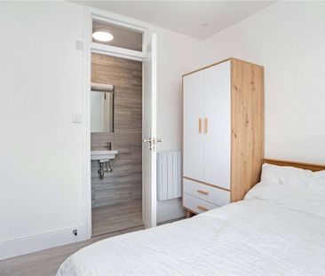 A modern two bedroom apartment within easy walking distance to both... - Photo 5