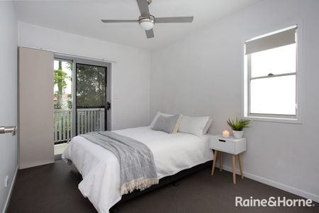 Spacious Modern Top-Floor Apartment with Breathtaking Views! - Photo 3