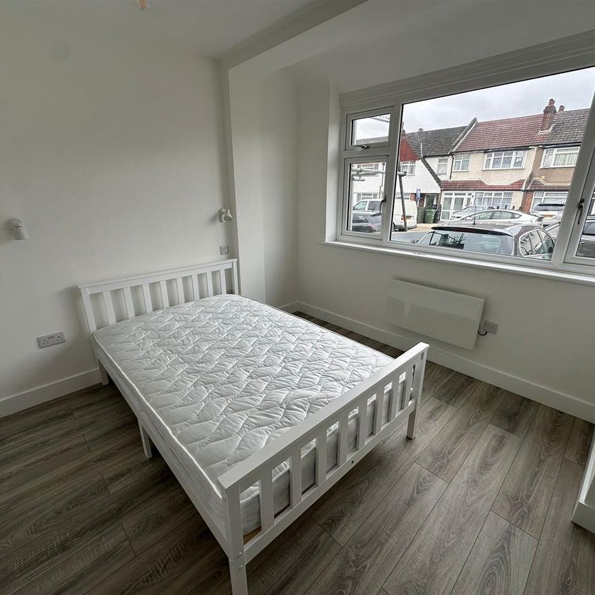 Glenister Park Road, London - Photo 1