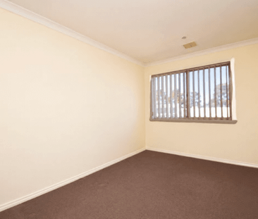 Comfortable Family Living in a Convenient Bundoora Location - Photo 3