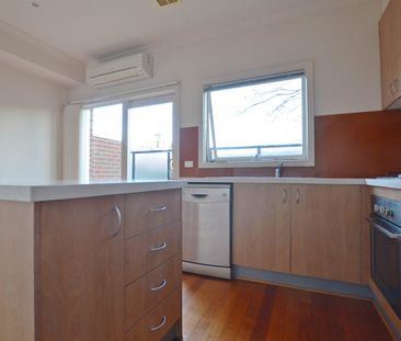 Three-bedroom townhouse in excellent location available now!!!! - Photo 6