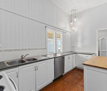 Stunning traditional Queenslander, walking distance to the beach. - Photo 6