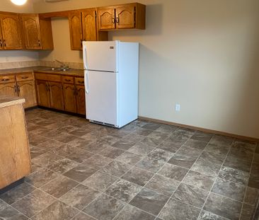Charming 4-Bedroom Duplex in Red Deer - Photo 3