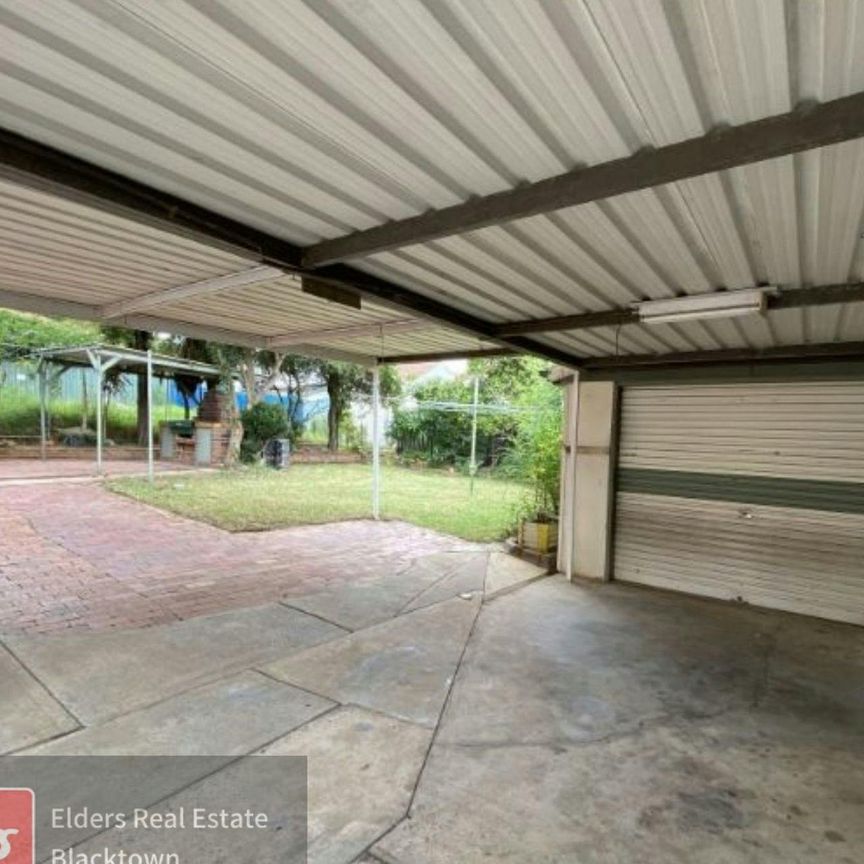 SPACIOUS FAMILY HOME IN CONVENIENT LOCATION - Photo 1