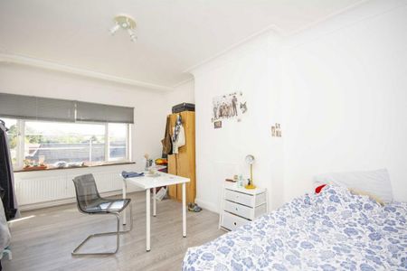 3 bedroom flat to rent - Photo 5