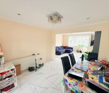 3 bedroom semi-detached house to rent - Photo 3