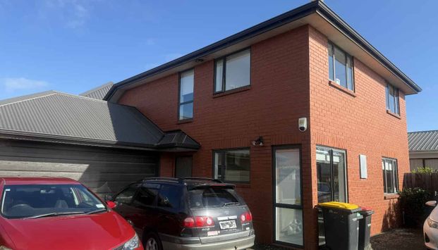 Riccarton - Modern 4 Bed/2 Bath townhouse, Double Garage, Suit Mature Students - Photo 1