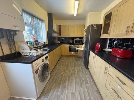 3 Bed Semi-Detached House, Roker Close, NG8 - Photo 2