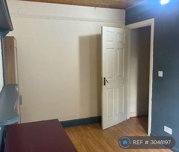 3 bedroom flat to rent - Photo 3