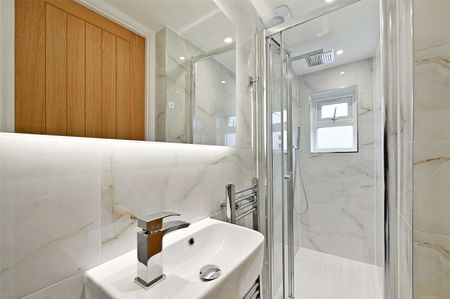 A newly refurbished and extended four bedroom home in the heart of Windsor Town. - Photo 2