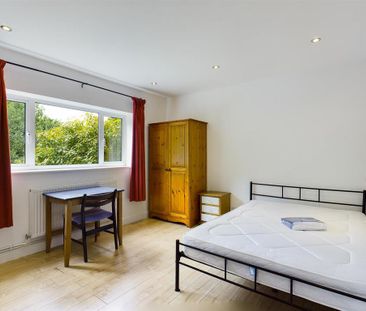 4 bedroom semi-detached house to rent - Photo 3