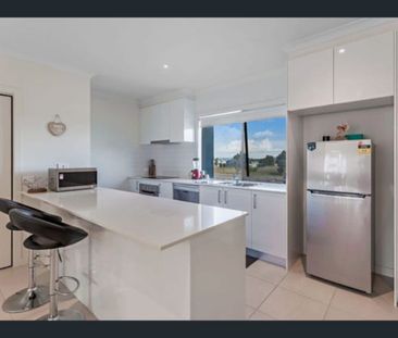 Townhouse for Rent Next to Highland Shopping Centre !!! - Photo 2