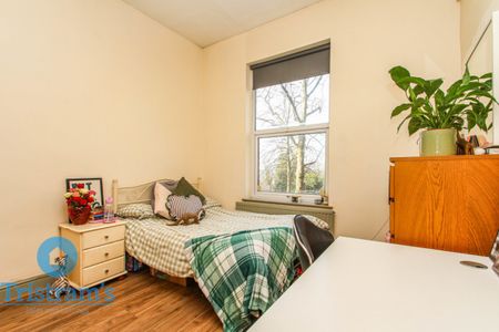 References Pending - 3 bed Apartment - Photo 4