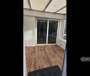 4 bedroom end of terrace house to rent - Photo 6