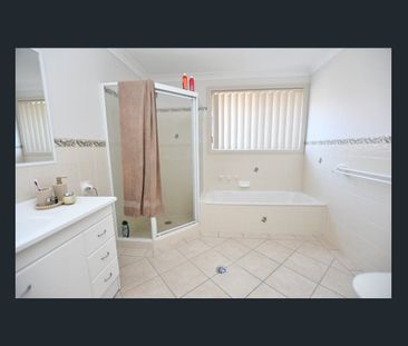 Stunning 3 Bedroom Home - Photo 6