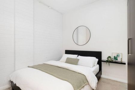 Fully Furnished - Industrial Style City Residence - Photo 5