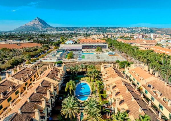 FOR RENT: SPACIOUS AND ELEGANT 4-BEDROOM BUNGALOW FOR LONG TERM