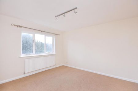3 bedroom flat to rent - Photo 4