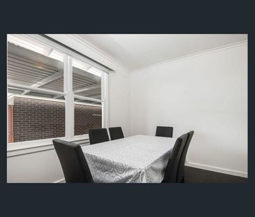 Stylish Family Living in Quiet Court Location - Photo 2