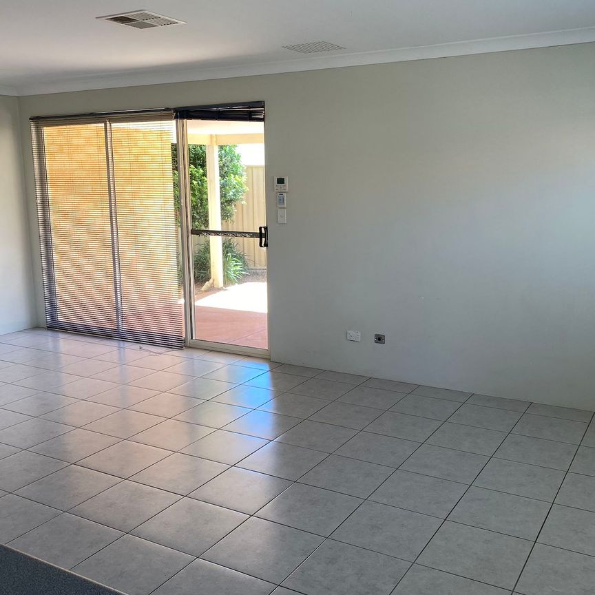 Low maintenance & ducted aircon! - Photo 1