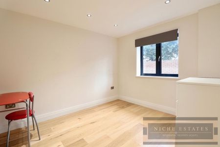 4 bedroom mews to rent - Photo 3