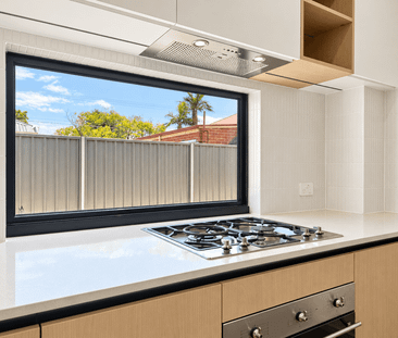 Brand-New Designer Townhouse – 4 Bedrooms, Double Garage & Solar - Photo 5