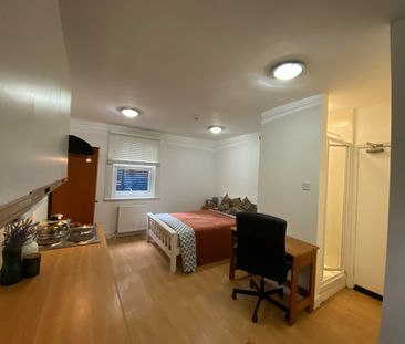 Studio Flat, King's Cross Road, WC1X - Photo 1