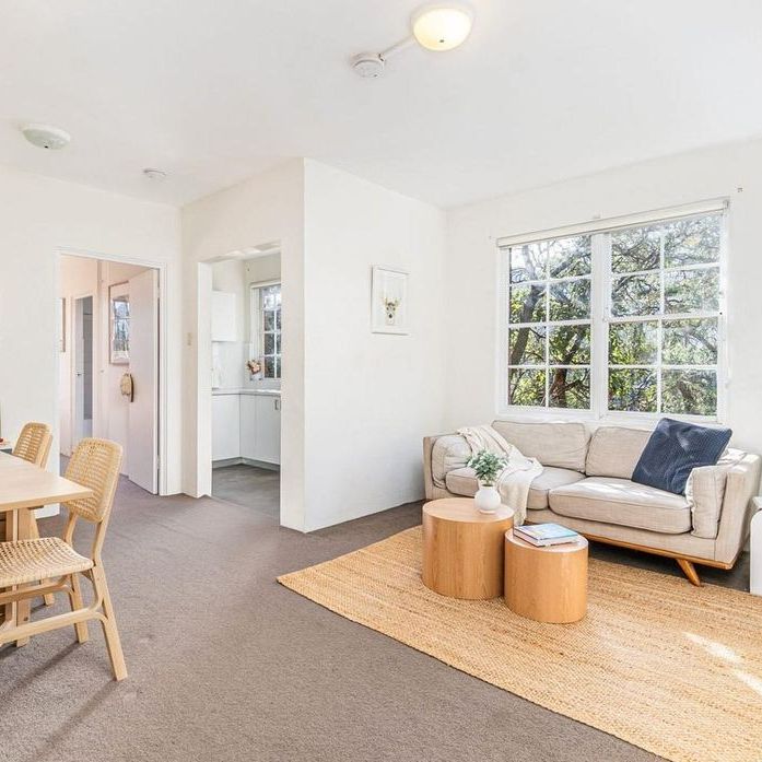 Spacious 1Bedroom in Boutique Block + Secure Parking - Photo 1