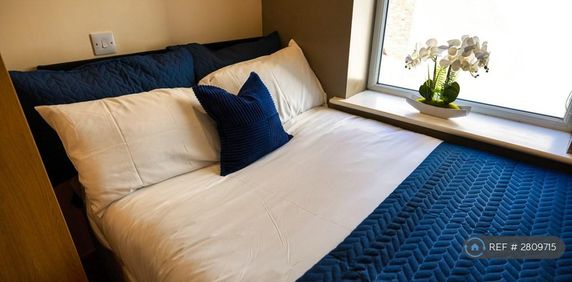 1 bedroom in a flat share to rent - Photo 2