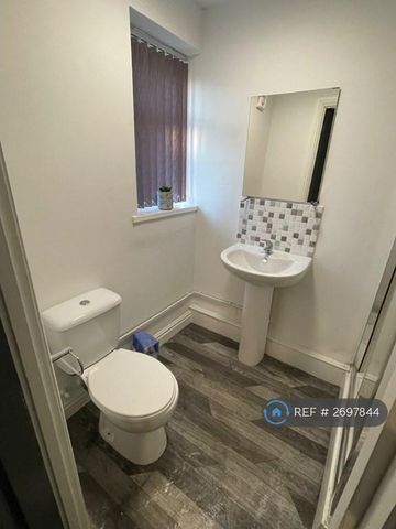 1 bedroom in a house share to rent - Photo 2
