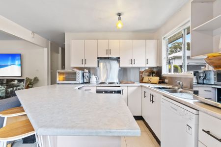 Comfortable 3 Bedroom Home in Convenient Location - Photo 2