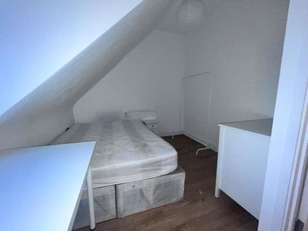 1 bedroom in a flat share to rent - Photo 3
