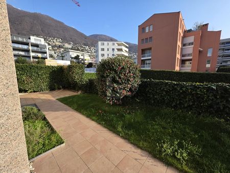 LUMINOSO E MODERNO CON GIARDINO - Foto 2