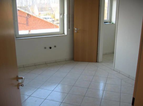 Schöne Oberwhg. m großzügigem Balkon im 1. OG in Mehrfam.haus mit 3 Mietparteien - Photo 1