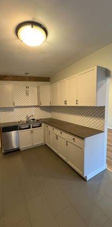 Pet Friendly 2 bed 1 bath upper suite with a large fenced yard - Photo 1