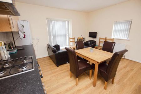 3 bedroom flat to rent - Photo 4