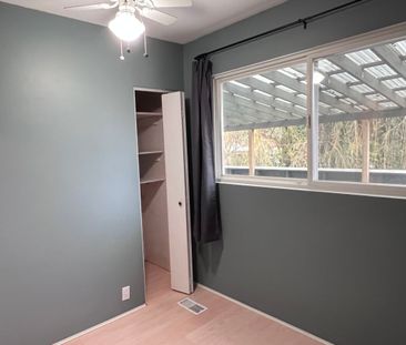 Great Pet Friendly Home in Surrey with Large Yard! - Photo 4