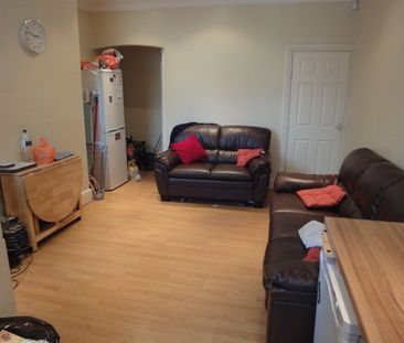 5 Bed Property - Individual Rooms Available - Photo 4