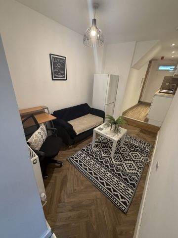 1 Bed Flat, Leicester, LE2 - Photo 2