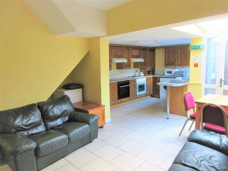 Great 6 Or 7 Bedroom House, 77 Rugby Avenue, BT71RE, Belfast - Photo 4