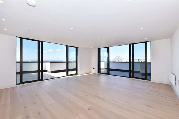 Stunning three bedroom penthouse with panoramic views. - Photo 1